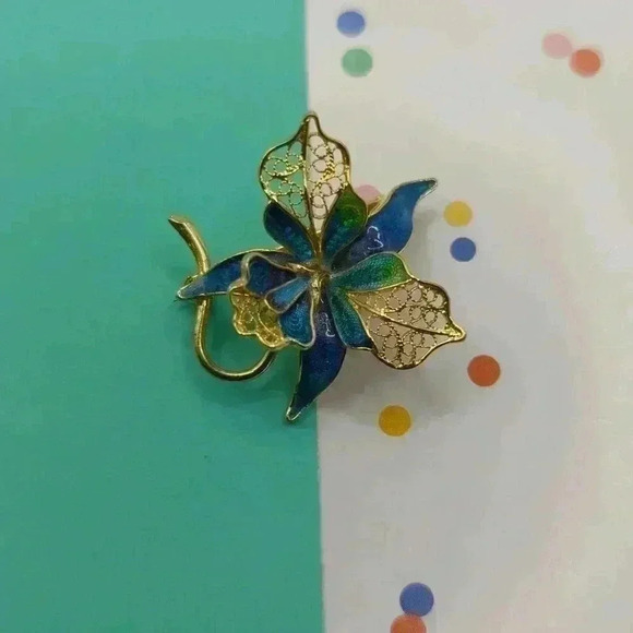 Vintage Inspired Enamel Flower Brooch - Elegant Gold Tone Accent - Picture 1 of 7